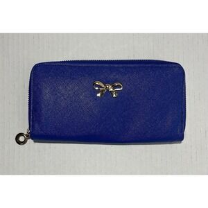 Blue Zip Wallet With A Lot Of Space For Your Credit Cards
